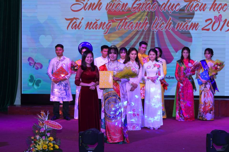 Cô ThS. Lê Sao Mai - Bí thư Liên chi Đoàn GDTH trao hoa và vương miện cho Hoa khôi Phan Thị Bích Thuỷ  - chi đoàn 16STH