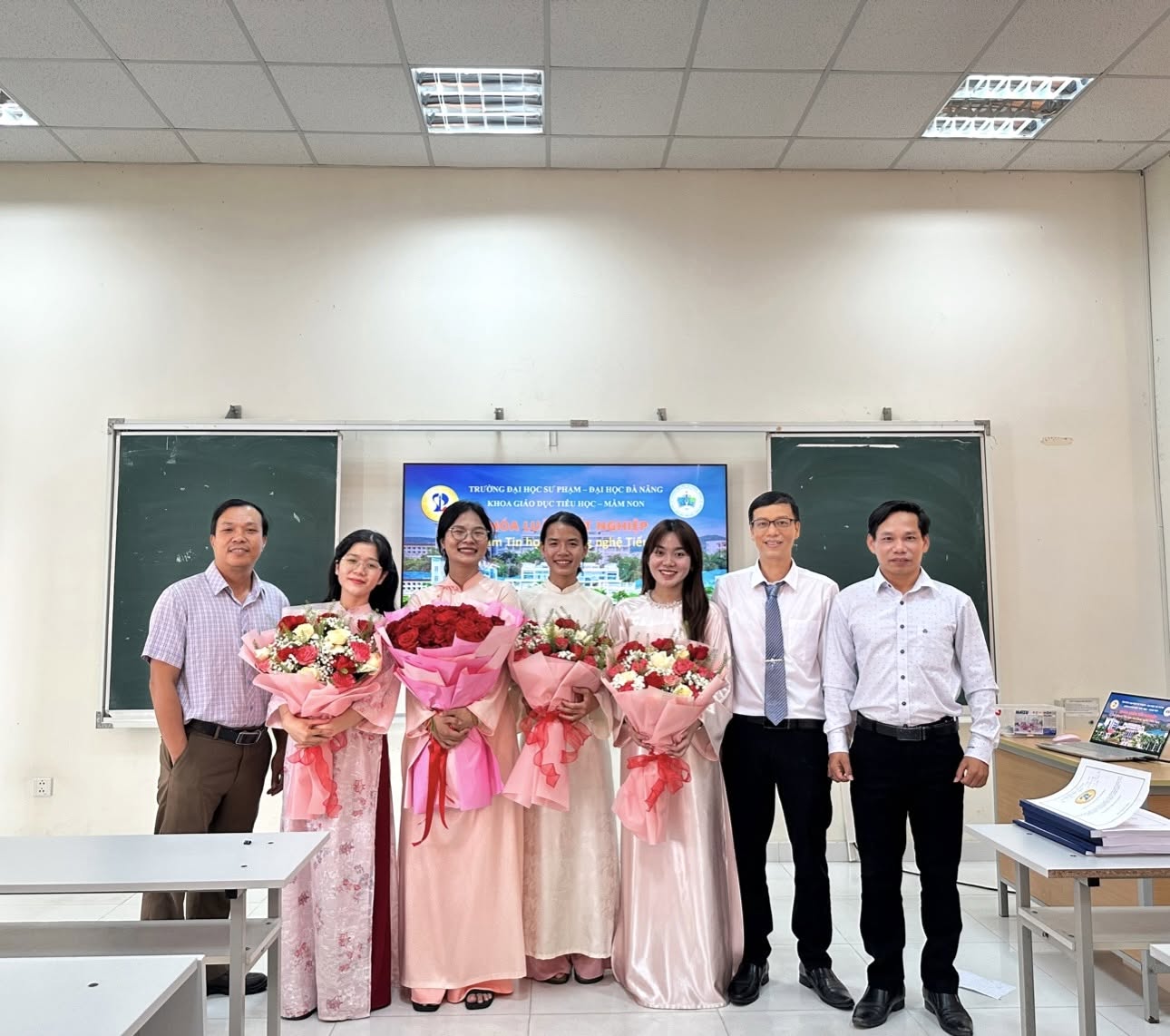 CHÚC MỪNG SINH VIÊN K22 KHOA GIÁO DỤC TIỂU HỌC - MẦM NON HOÀN THÀNH BẢO VỆ KHÓA LUẬN TỐT NGHIỆP